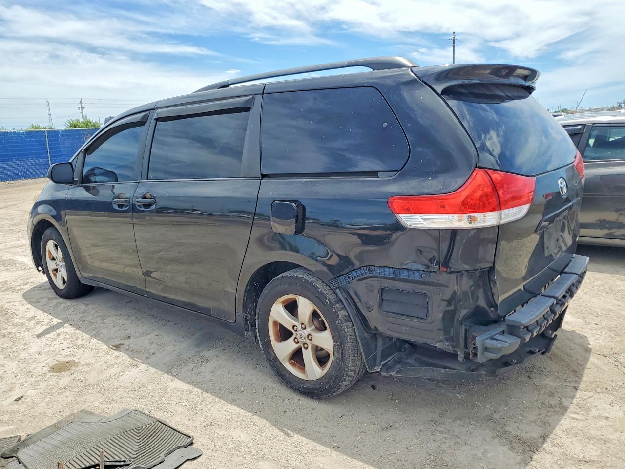 5TDKK3DC1BS151289 · 2011 TOYOTA SIENNA · 2/13