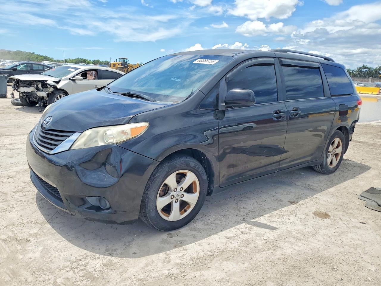 2011 TOYOTA SIENNA