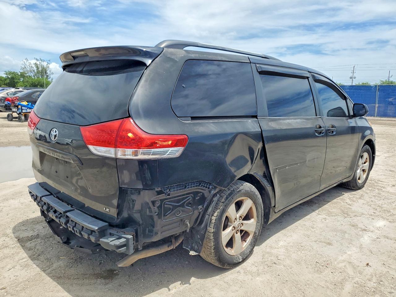 5TDKK3DC1BS151289 · 2011 TOYOTA SIENNA · 3/13