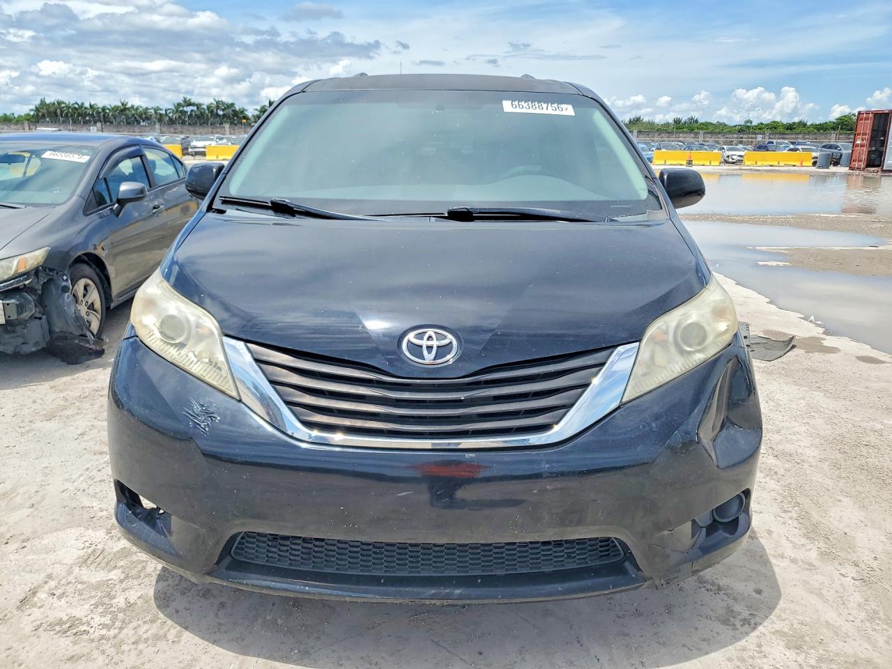 5TDKK3DC1BS151289 · 2011 TOYOTA SIENNA · 5/13