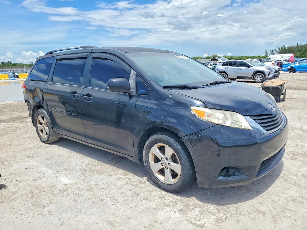 5TDKK3DC1BS151289 · 2011 TOYOTA SIENNA · 4/13