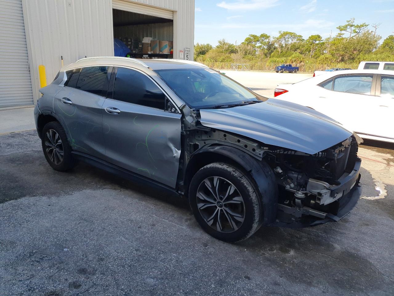 SJKCH5CR0HA033547 · 2017 INFINITI QX30 · 4/14