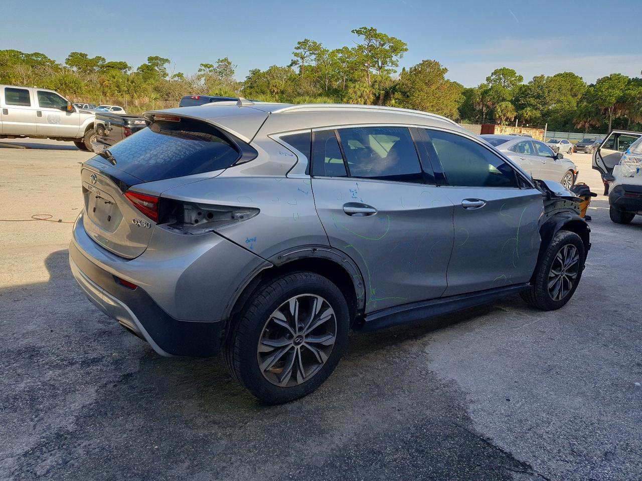 SJKCH5CR0HA033547 · 2017 INFINITI QX30 · 3/14