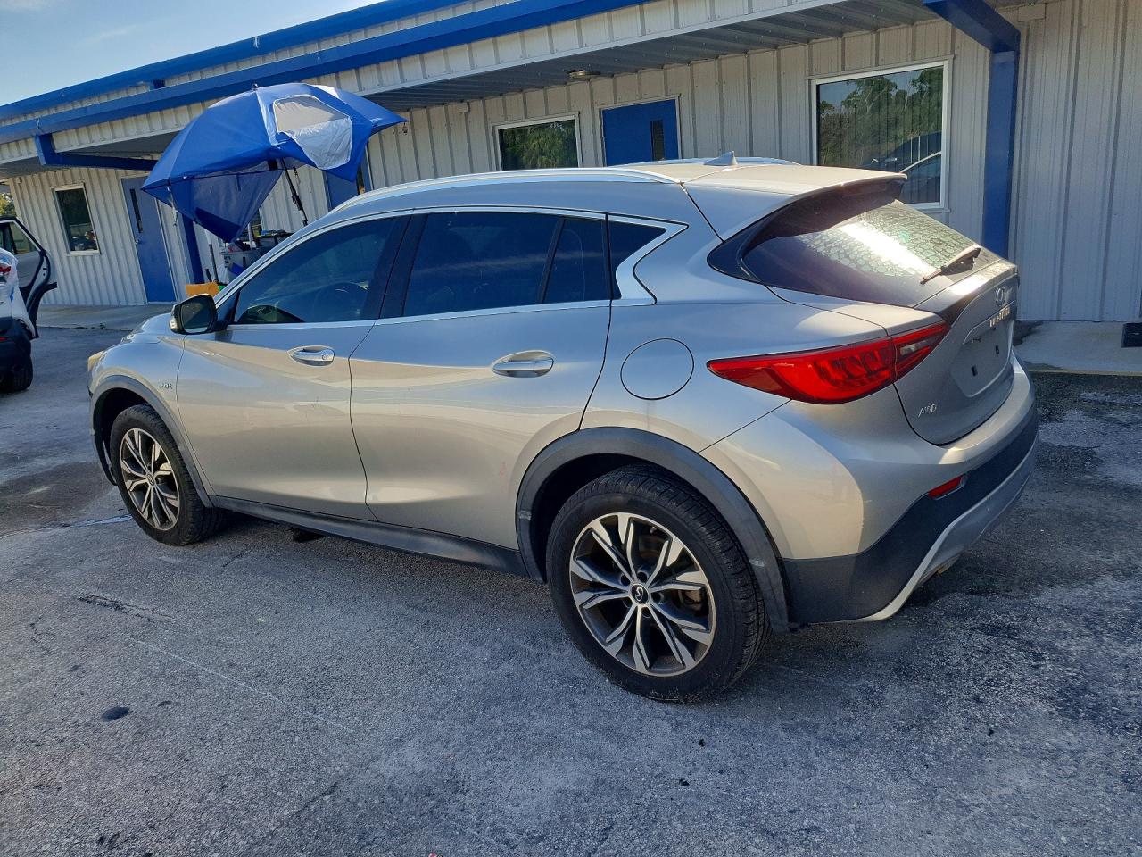 SJKCH5CR0HA033547 · 2017 INFINITI QX30 · 2/14