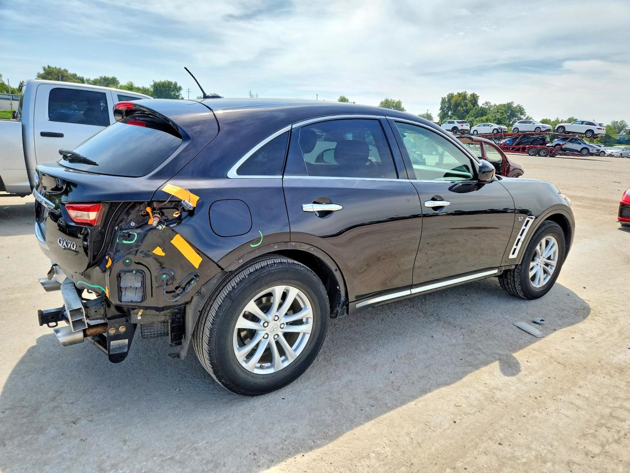 JN8CS1MW4GM752853 · 2016 INFINITI QX70 · 3/13