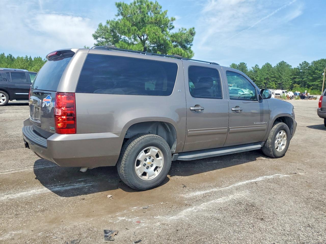 1GNSKJE30BR327631 · 2011 CHEVROLET SUBURBAN · 3/13