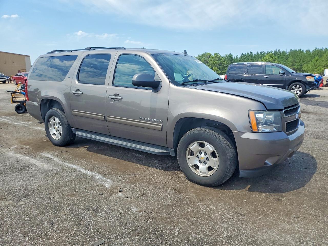 1GNSKJE30BR327631 · 2011 CHEVROLET SUBURBAN · 4/13