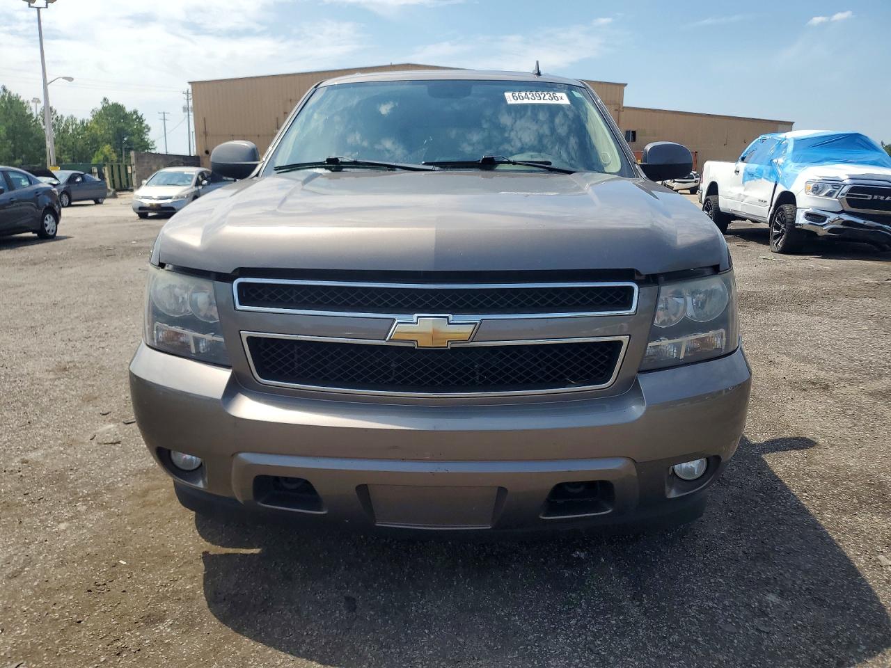 1GNSKJE30BR327631 · 2011 CHEVROLET SUBURBAN · 5/13