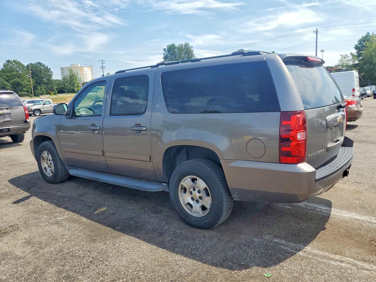 1GNSKJE30BR327631 · 2011 CHEVROLET SUBURBAN · 2/13