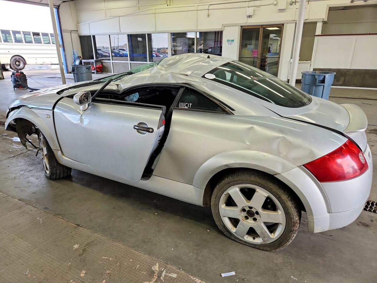TRUSX28N411020513 · 2001 AUDI TT · 2/12