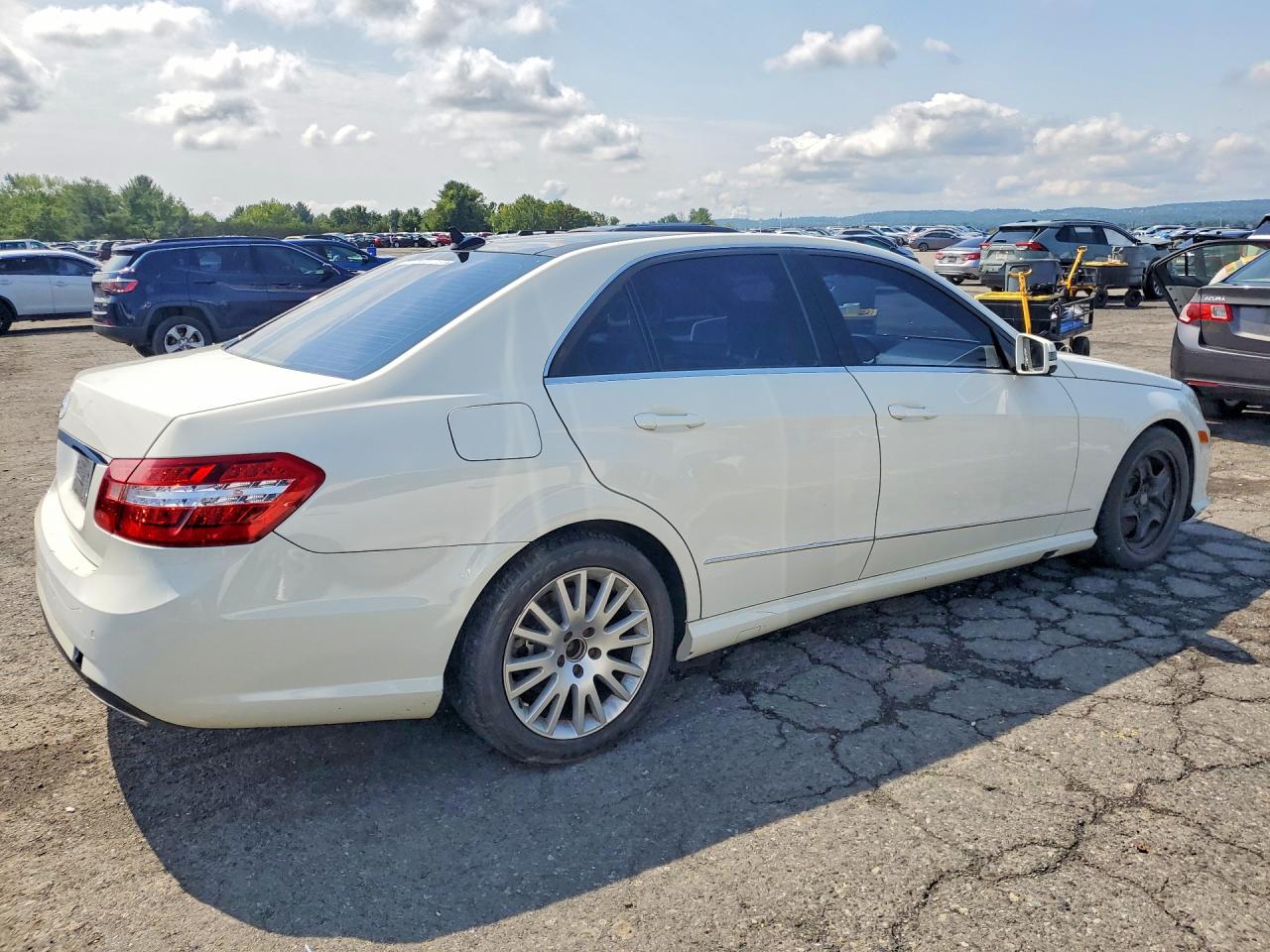 WDDHF8HB8BA292084 · 2011 MERCEDES-BENZ E · 3/13