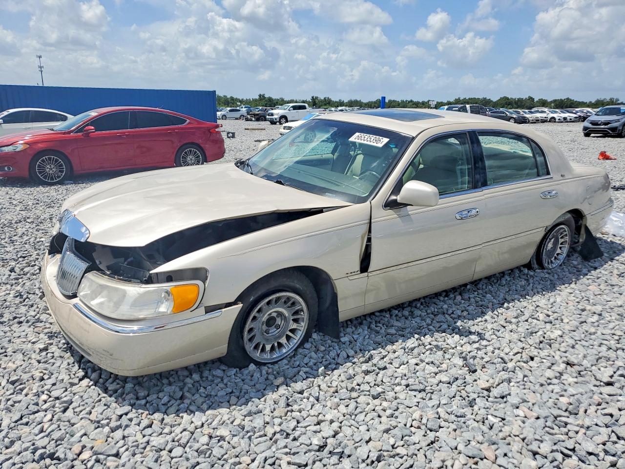 1LNHM83W7XY606831 · 1999 LINCOLN TOWN CAR