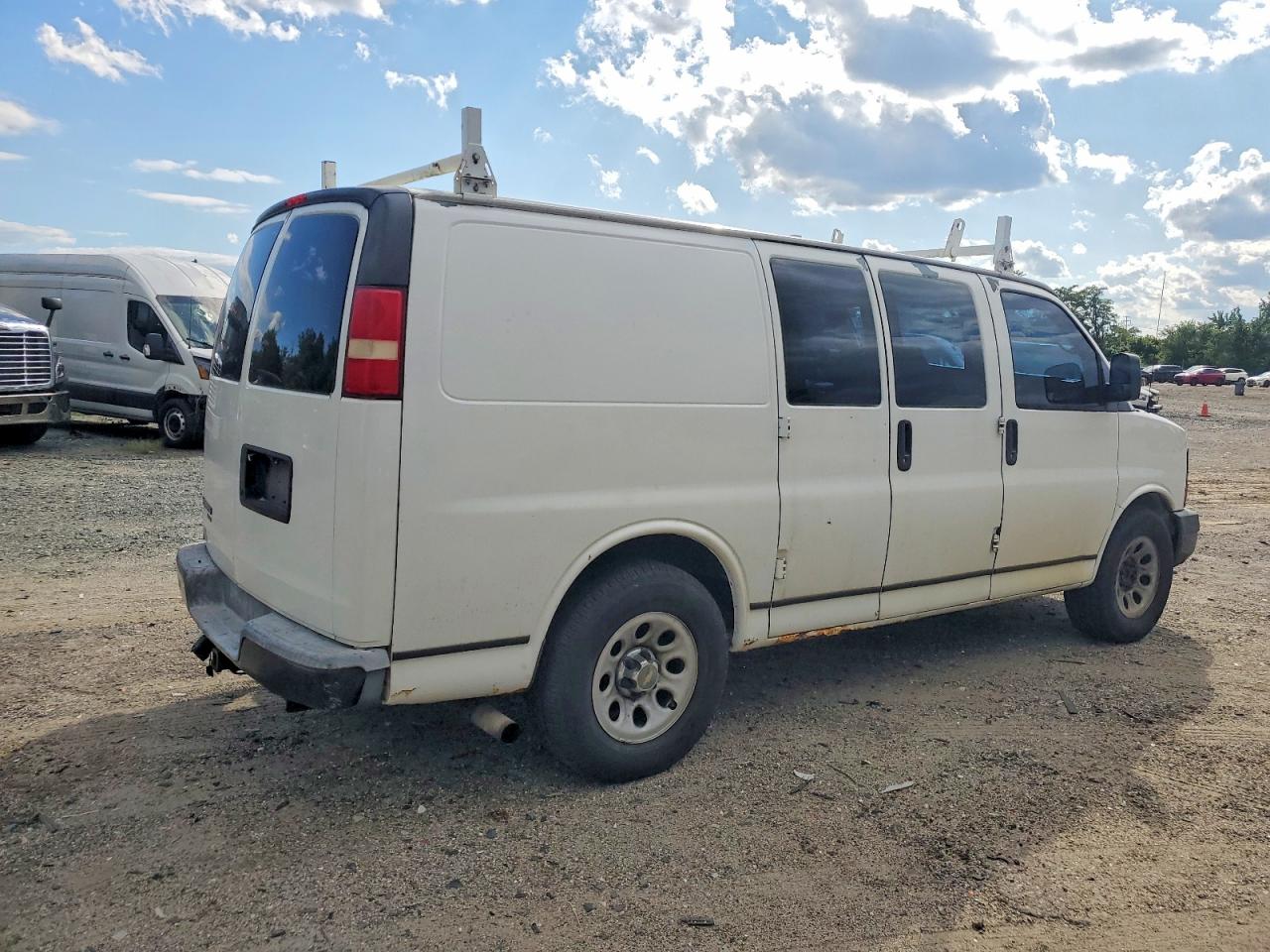 1GCSGAFX6B1105721 · 2011 CHEVROLET EXPRESS G1500 · 4/10
