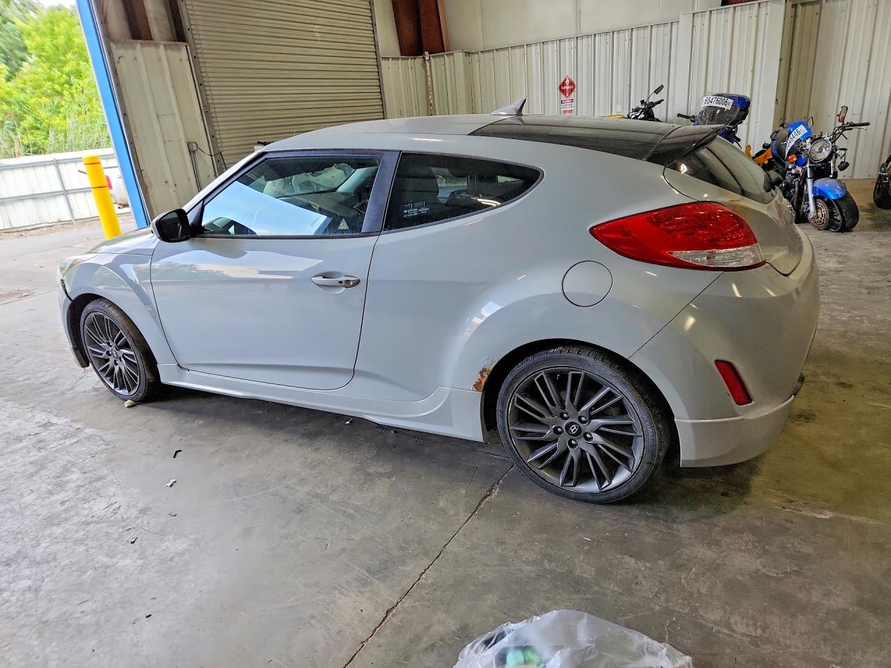 KMHTC6AD8DU153213 · 2013 HYUNDAI VELOSTER · 2/12