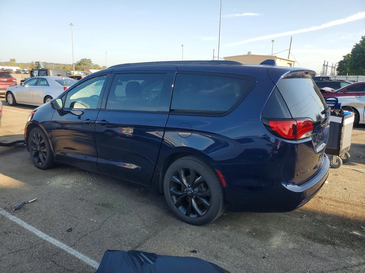 2C4RC1BG3JR364466 · 2018 CHRYSLER PACIFICA · 2/13