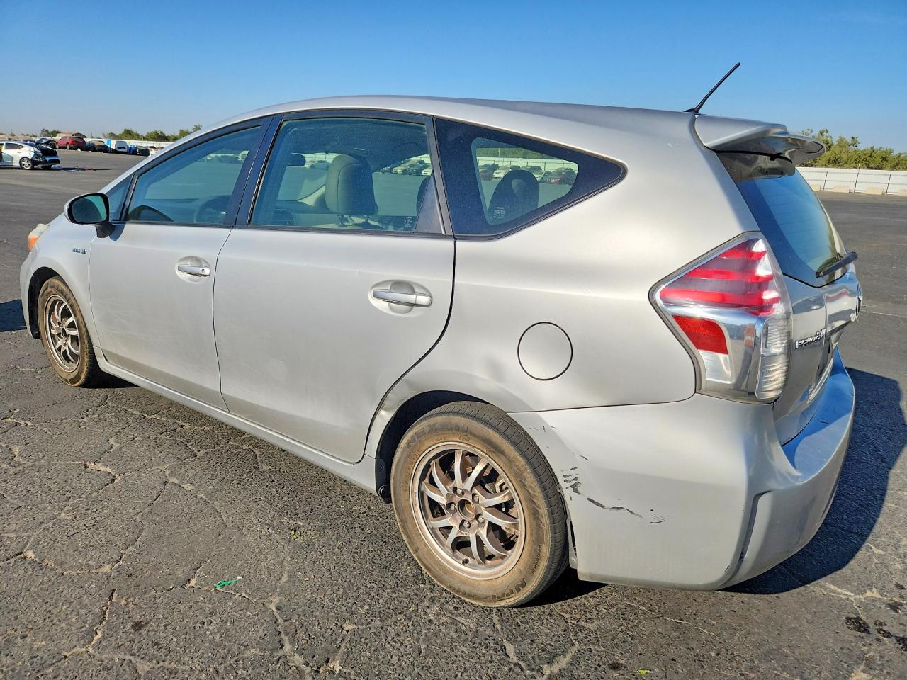 JTDZN3EU5FJ039076 · 2015 TOYOTA PRIUS V · 2/12