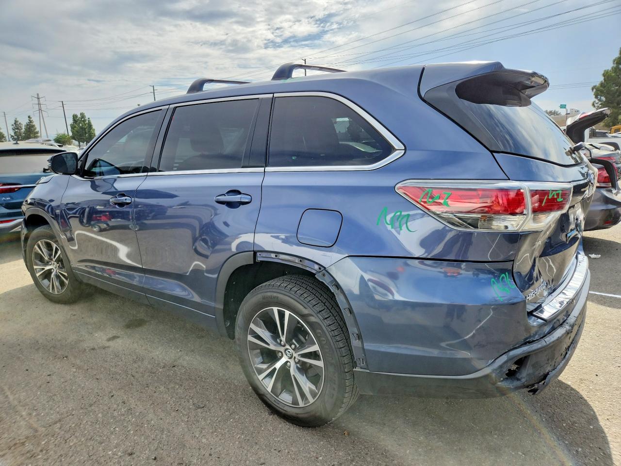 5TDZKRFH3FS042896 · 2015 TOYOTA HIGHLANDER · 2/13