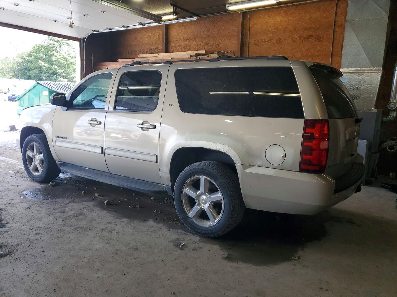 1GNSKJE30BR249318 · 2011 CHEVROLET SUBURBAN · 2/13