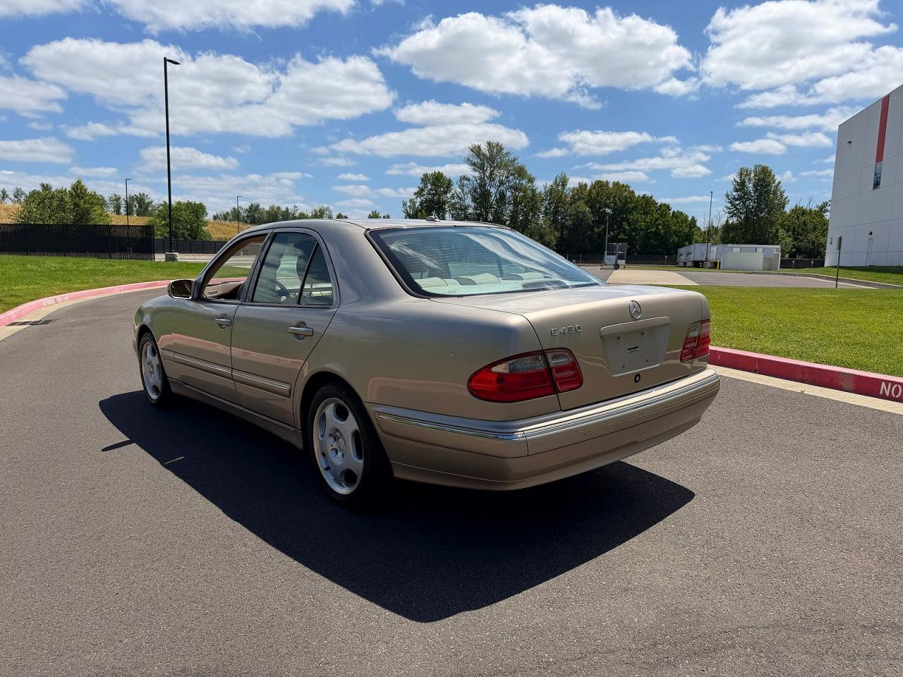 WDBJF70J7YB018627 · 2000 MERCEDES-BENZ E · 3/10