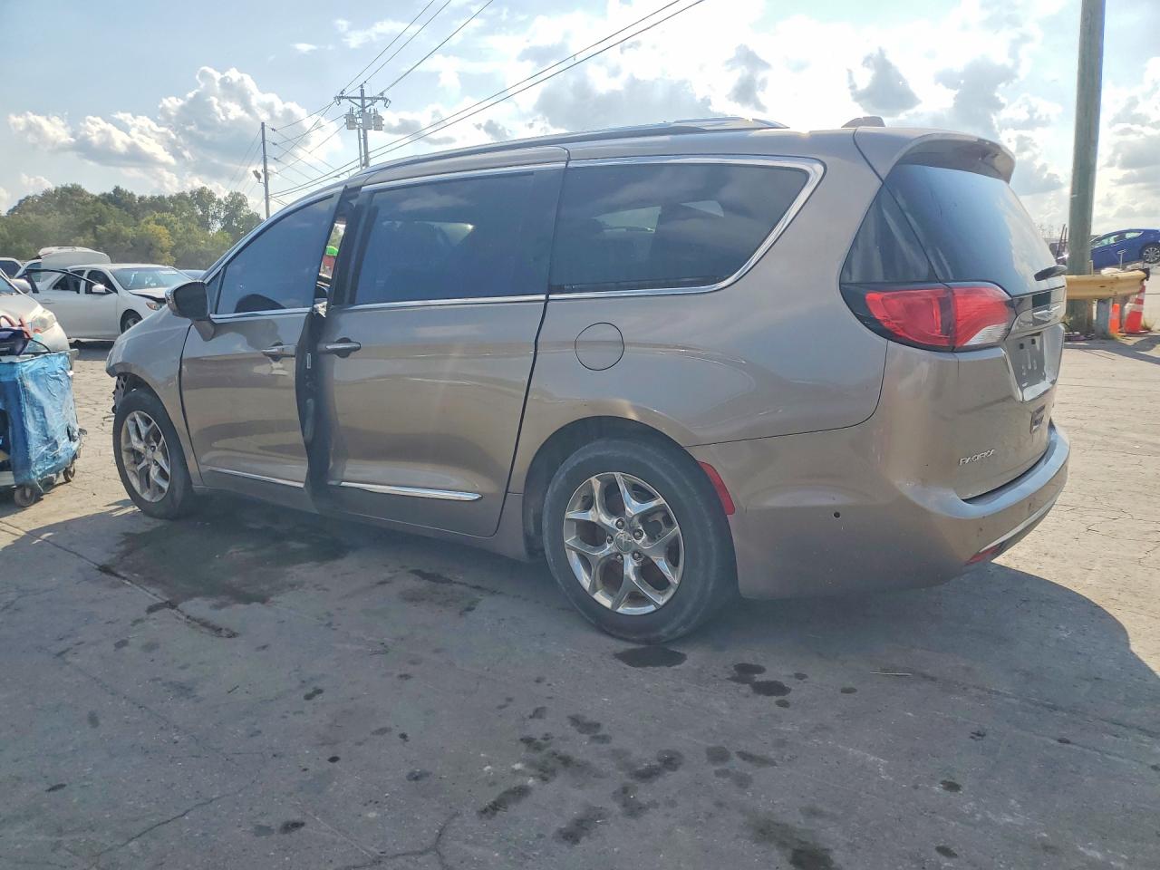 2C4RC1GG7HR770608 · 2017 CHRYSLER PACIFICA · 2/13