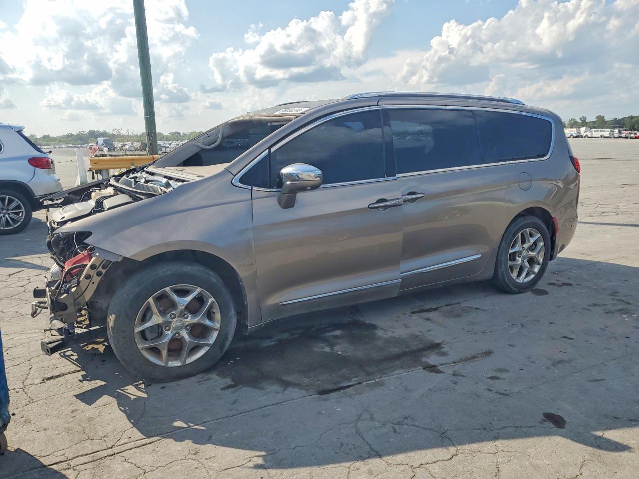 2C4RC1GG7HR770608 · 2017 CHRYSLER PACIFICA