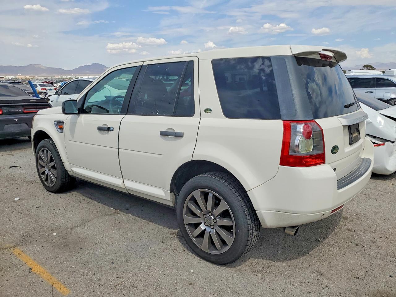 SALFT24N68H066884 · 2008 LAND ROVER LR2 · 2/12
