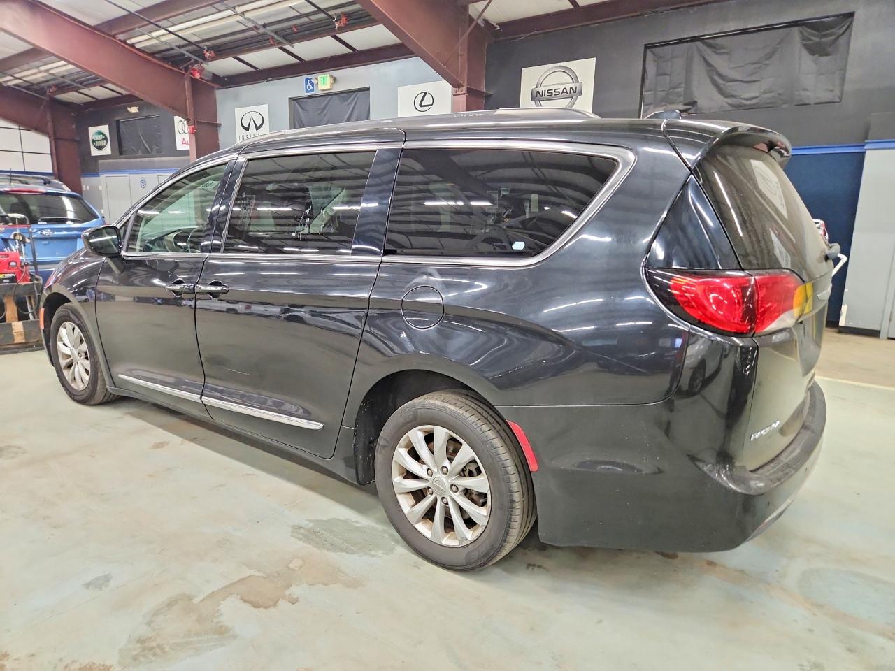 2C4RC1BG0HR810647 · 2017 CHRYSLER PACIFICA · 2/13