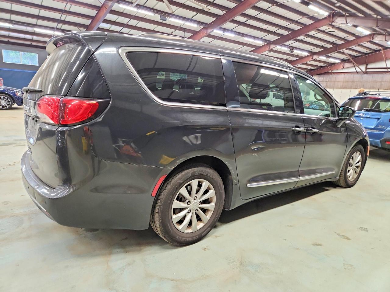 2C4RC1BG0HR810647 · 2017 CHRYSLER PACIFICA · 3/13