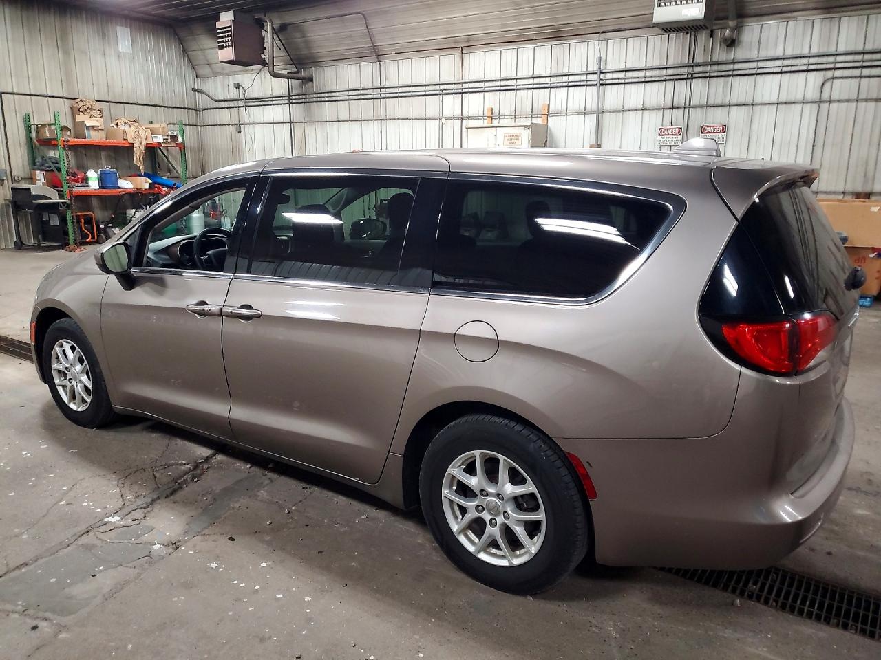 2C4RC1DG2HR689021 · 2017 CHRYSLER PACIFICA · 2/13