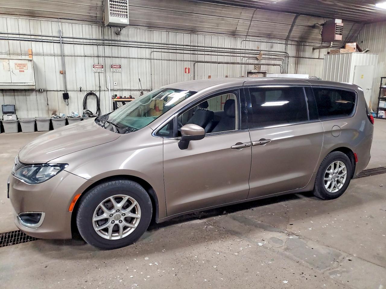 2C4RC1DG2HR689021 · 2017 CHRYSLER PACIFICA