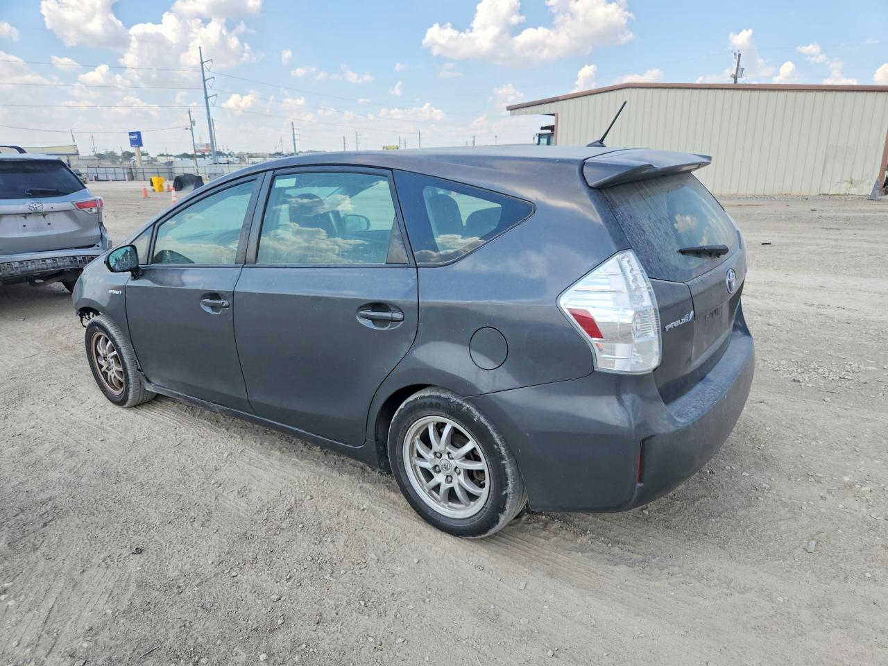 JTDZN3EU0D3272381 · 2013 TOYOTA PRIUS V · 2/13