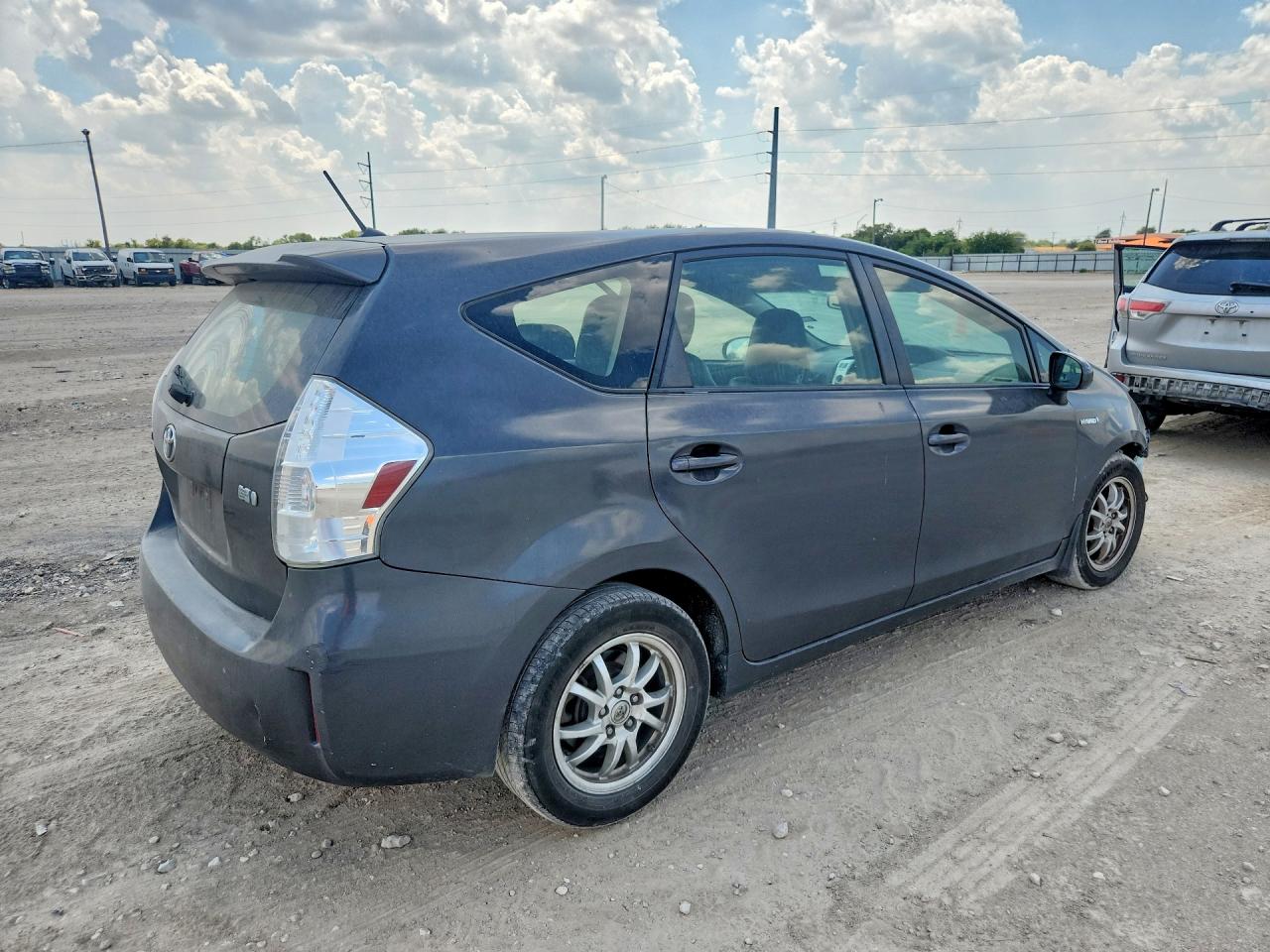 JTDZN3EU0D3272381 · 2013 TOYOTA PRIUS V · 3/13