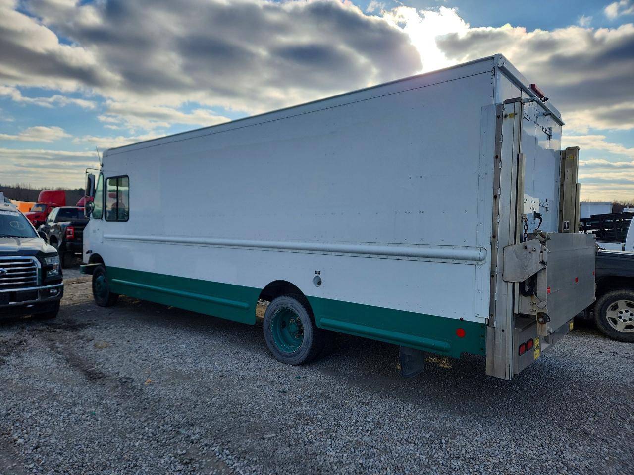 4UZAC2DV1ECFV2043 · 2015 FREIGHTLINER MT45 · 2/13
