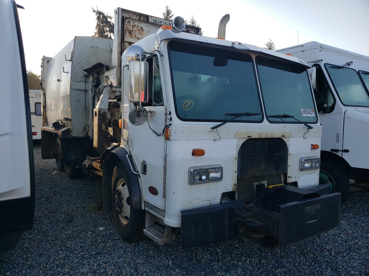 3BPZLD9X07F717581 · 2007 PETERBILT 320