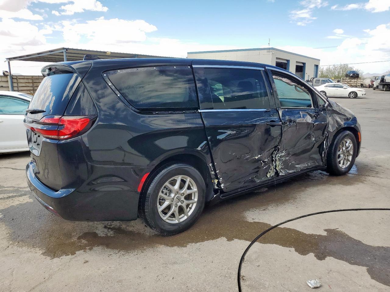 2C4RC1BG0PR627506 · 2023 CHRYSLER PACIFICA · 3/13