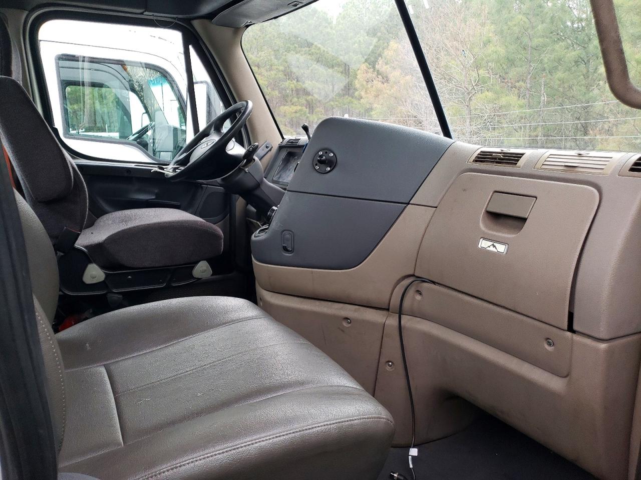 1FUBGEDV6FLGH4742 · 2015 FREIGHTLINER CASCADIA 1