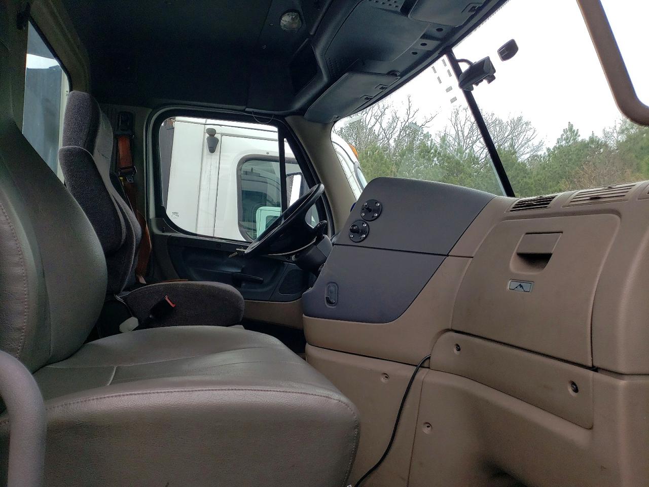 1FUBGEDV7GLHC5649 · 2016 FREIGHTLINER CASCADIA 1