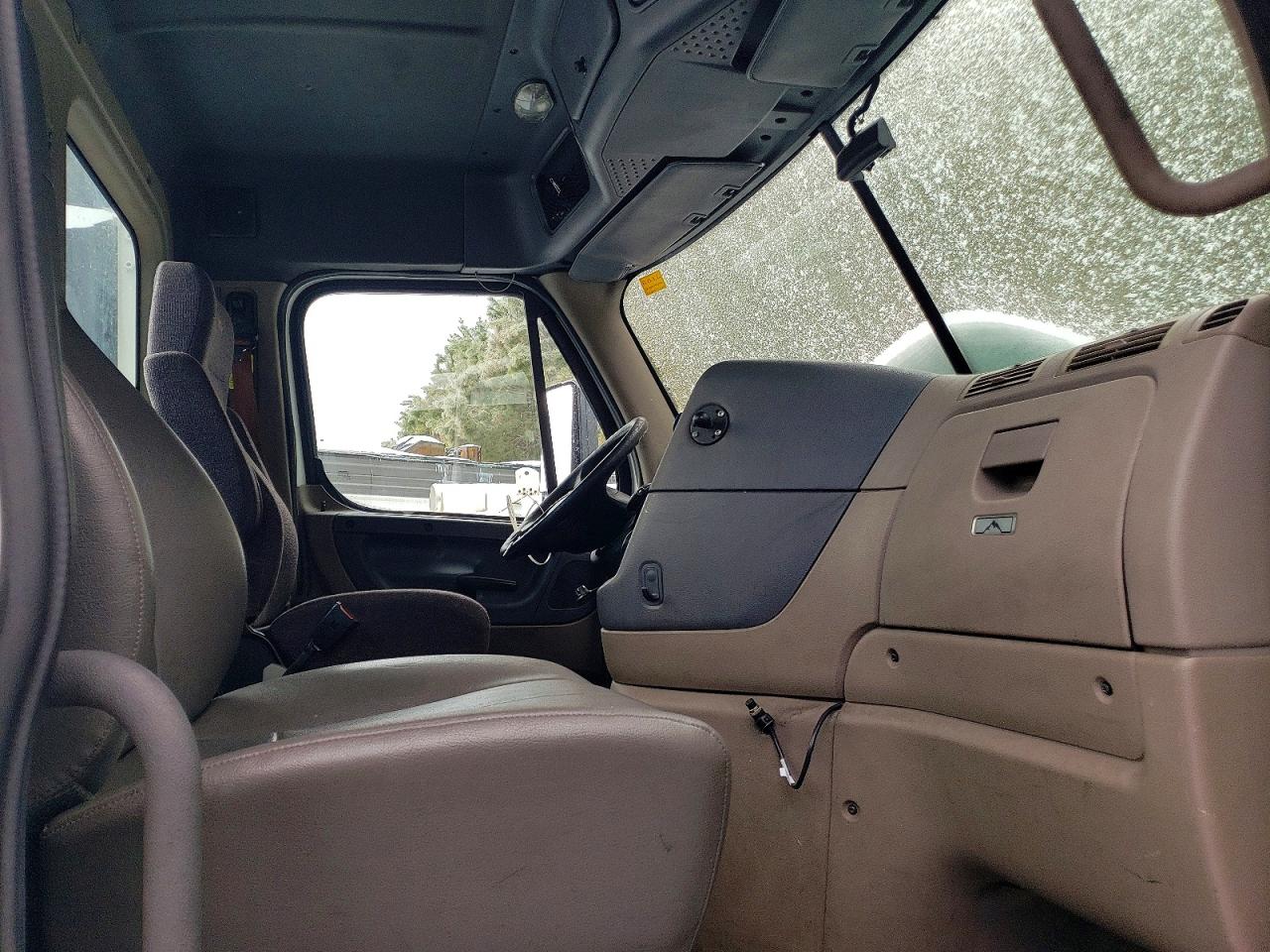 1FUBGEDV3GLHC5650 · 2016 FREIGHTLINER CASCADIA 1