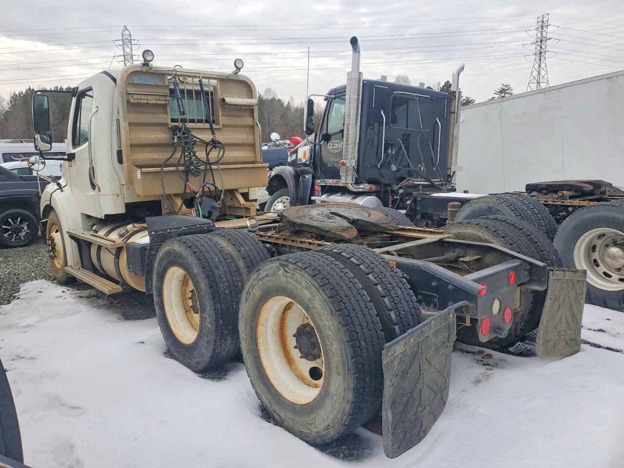 1FUJC5DV7EHFV9242 · 2014 FREIGHTLINER M2 · 3/10