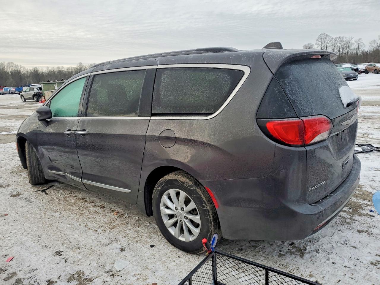 2C4RC1BG6HR733735 · 2017 CHRYSLER PACIFICA · 2/13