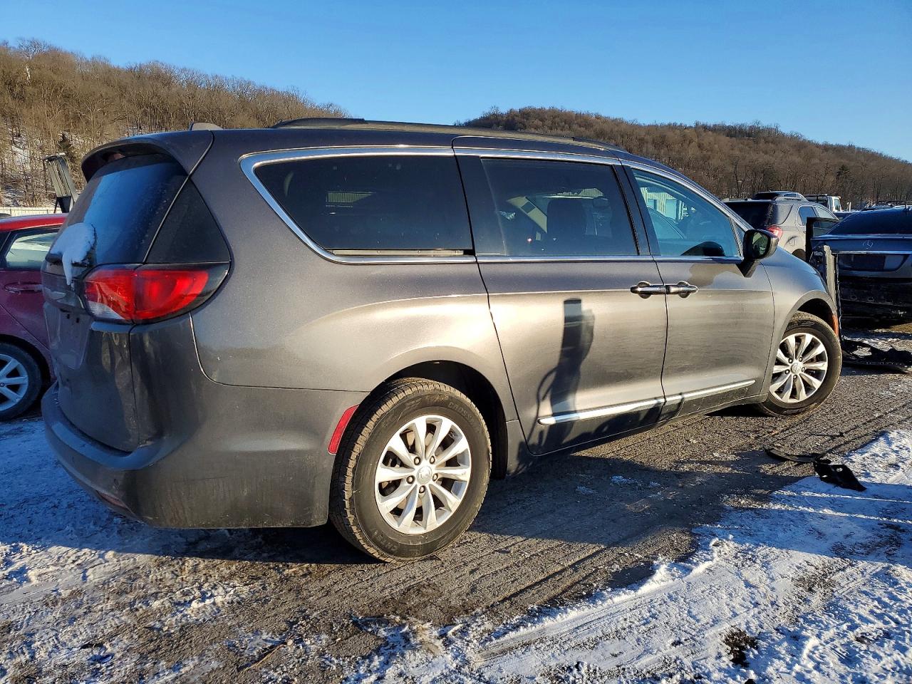 2C4RC1BG6HR733735 · 2017 CHRYSLER PACIFICA · 3/13