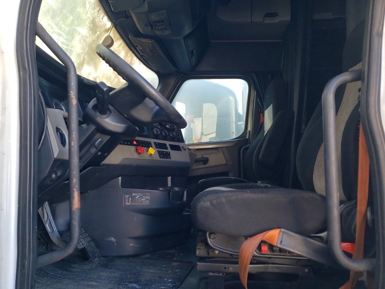 3AKJHHDR4JSJC6858 · 2018 FREIGHTLINER CASCADIA 126 · 5/10