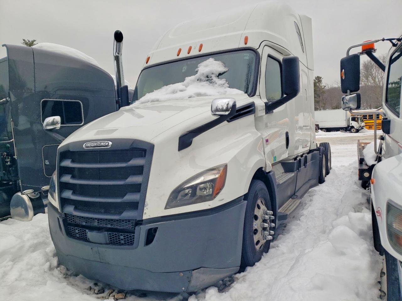 3AKJHHDR4JSJC6858 · 2018 FREIGHTLINER CASCADIA 126 · 2/10