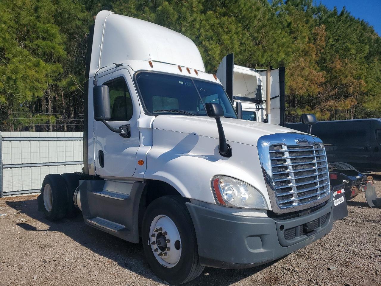 1FUBGEDV3GLHC5647 · 2016 FREIGHTLINER CASCADIA 1
