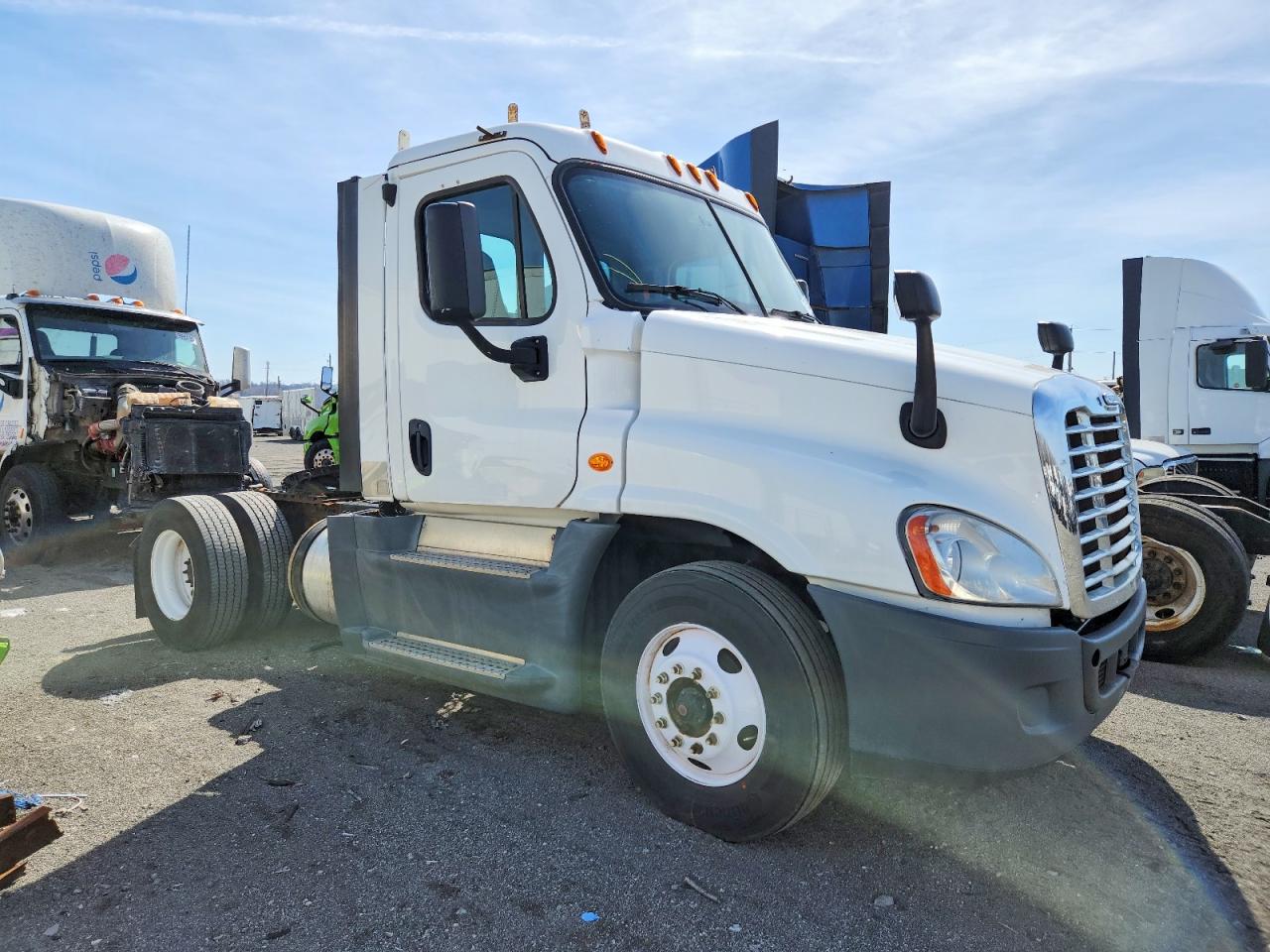 1FUBGEDV6GLHC5674 · 2016 FREIGHTLINER CASCADIA 1