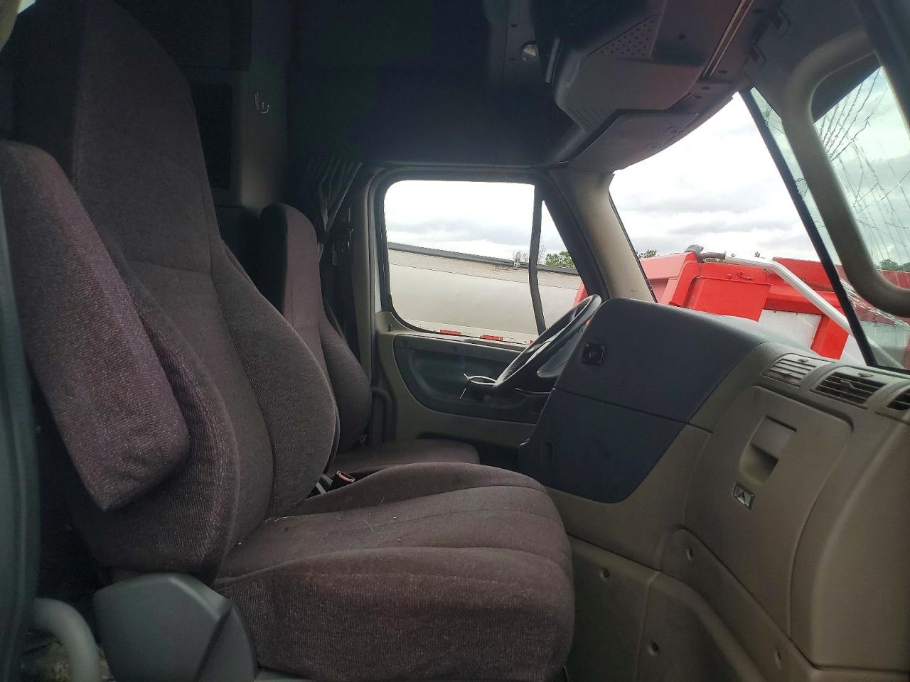 3AKJGLDR2JSJP4899 · 2018 FREIGHTLINER CASCADIA 125 · 5/10