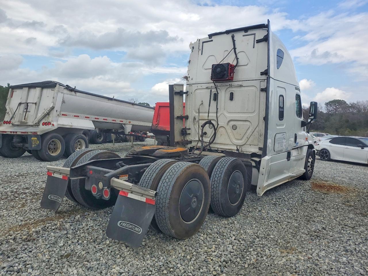 3AKJGLDR2JSJP4899 · 2018 FREIGHTLINER CASCADIA 125 · 4/10