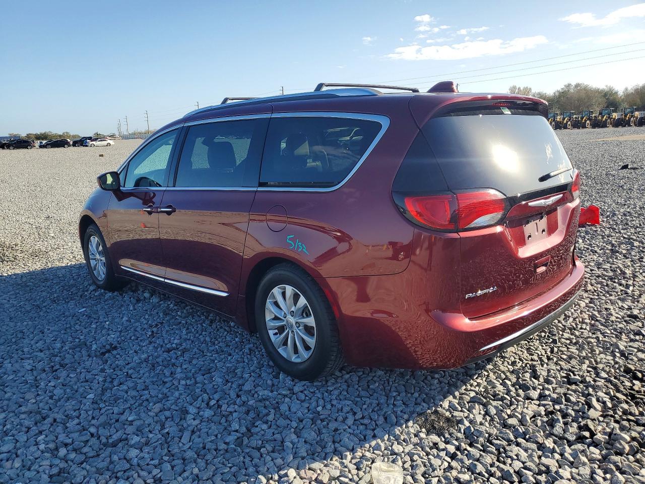 2C4RC1BG4JR113813 · 2018 CHRYSLER PACIFICA · 2/13