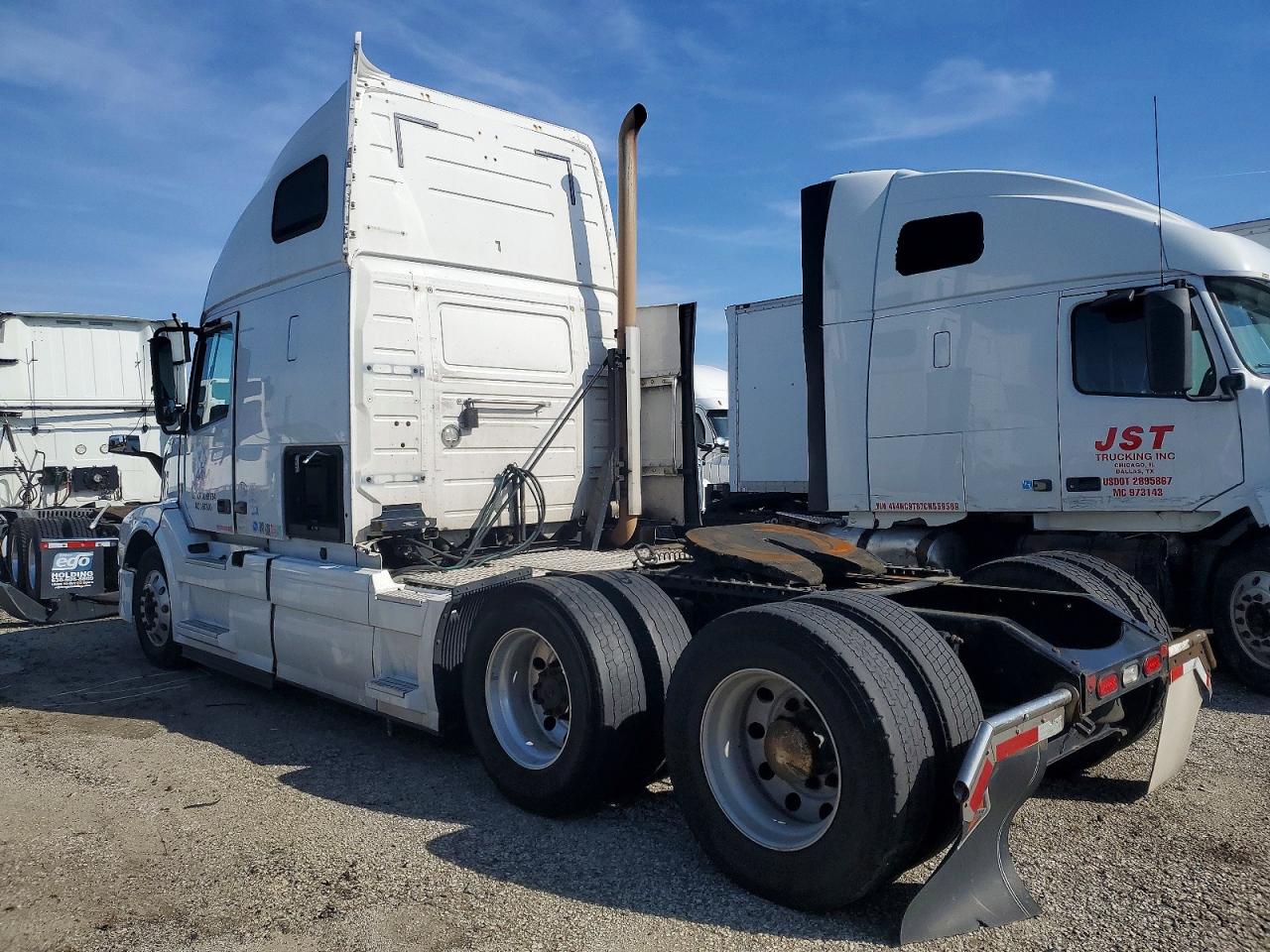 4V4NC9EH6JN889458 · 2018 VOLVO VN · 3/10