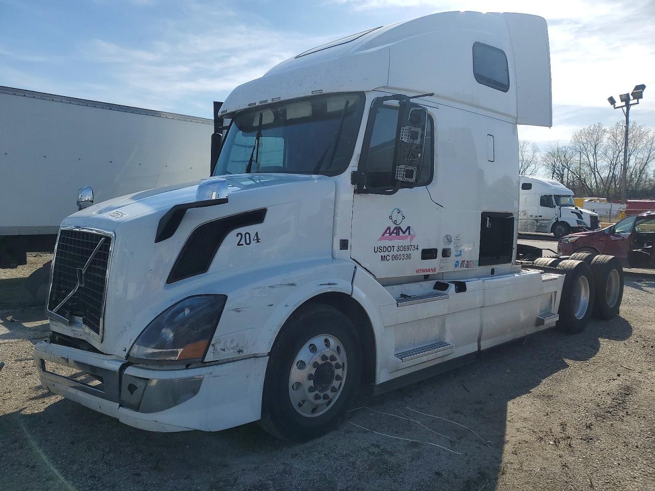 4V4NC9EH6JN889458 · 2018 VOLVO VN · 2/10